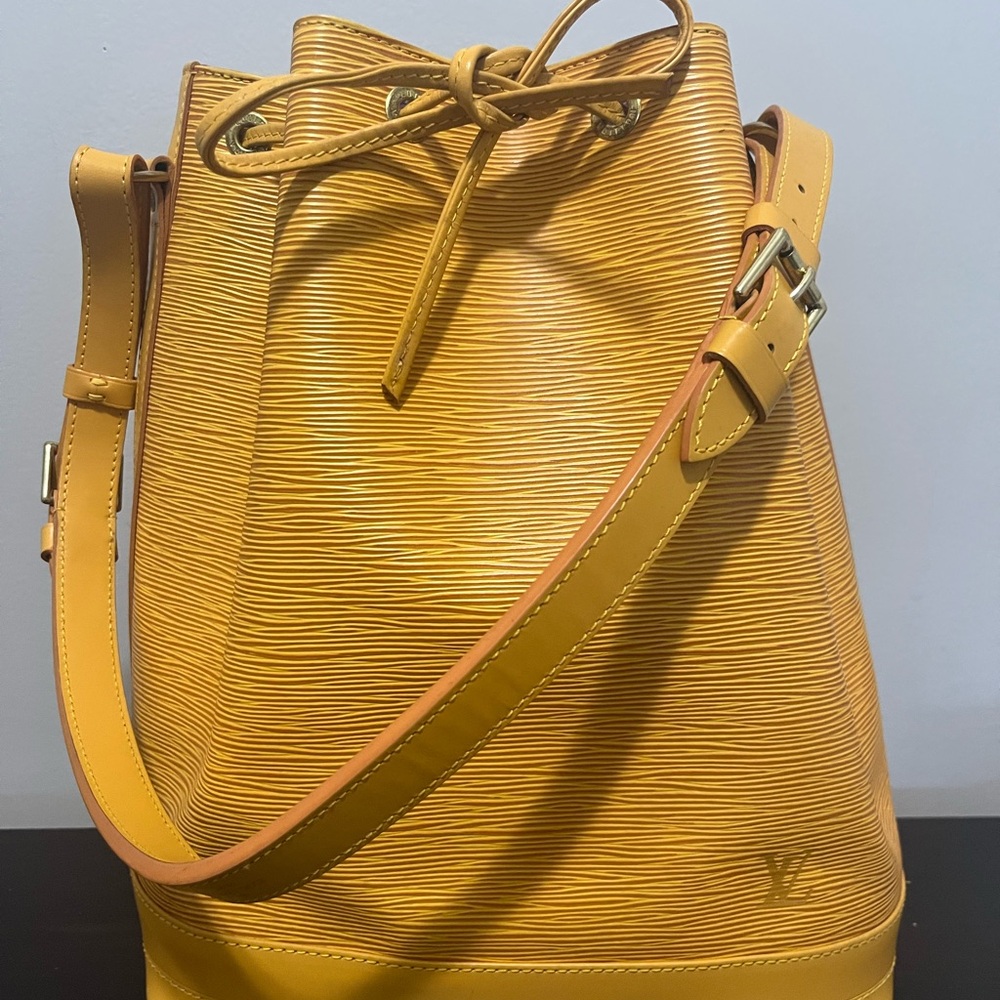 Epi Noe Yellow Bucket Bag MM